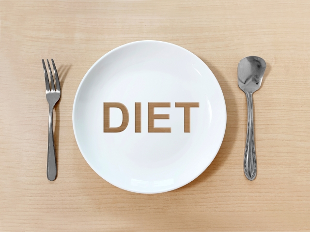 お皿に「DIET」のサイン