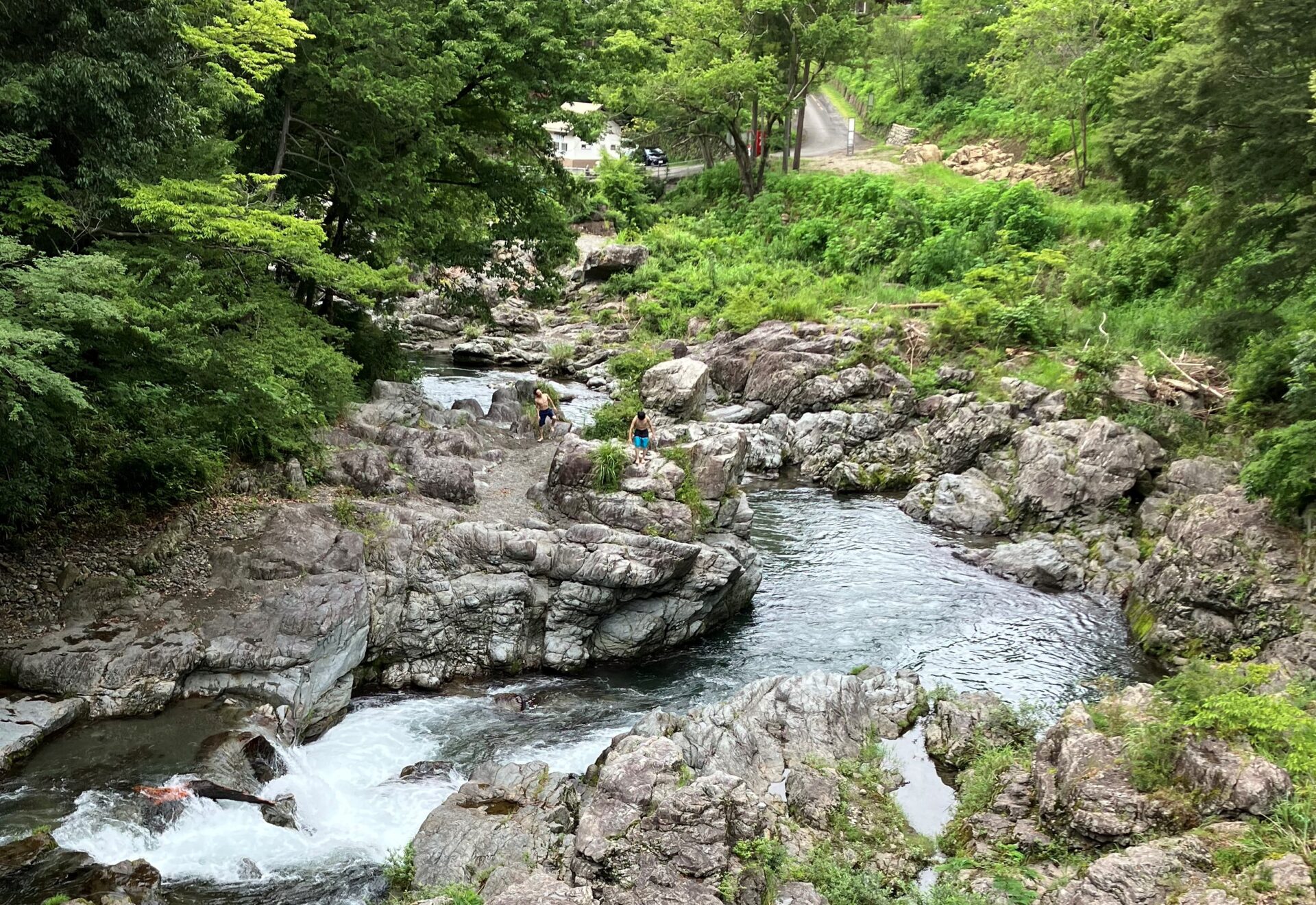 秋川渓谷　子供たちが飛び込んで遊んでいる