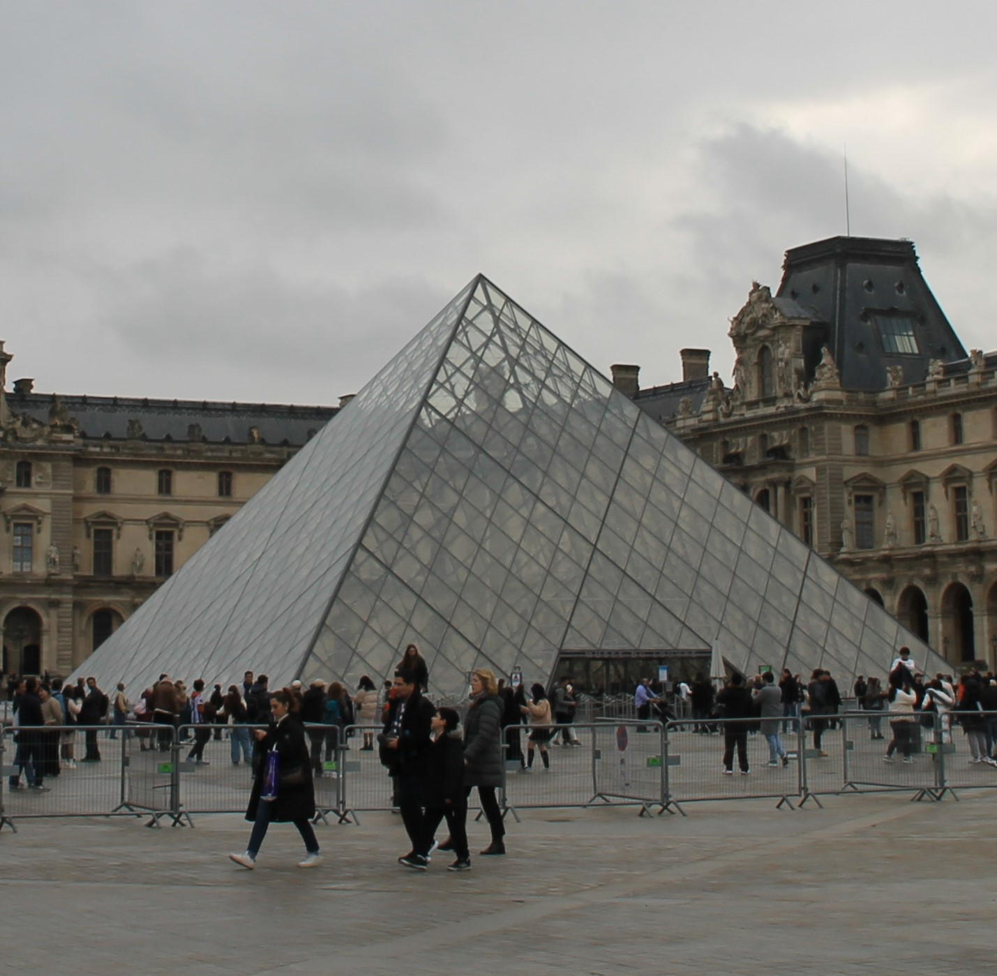 ルーヴル美術館　ガラスのピラミッド