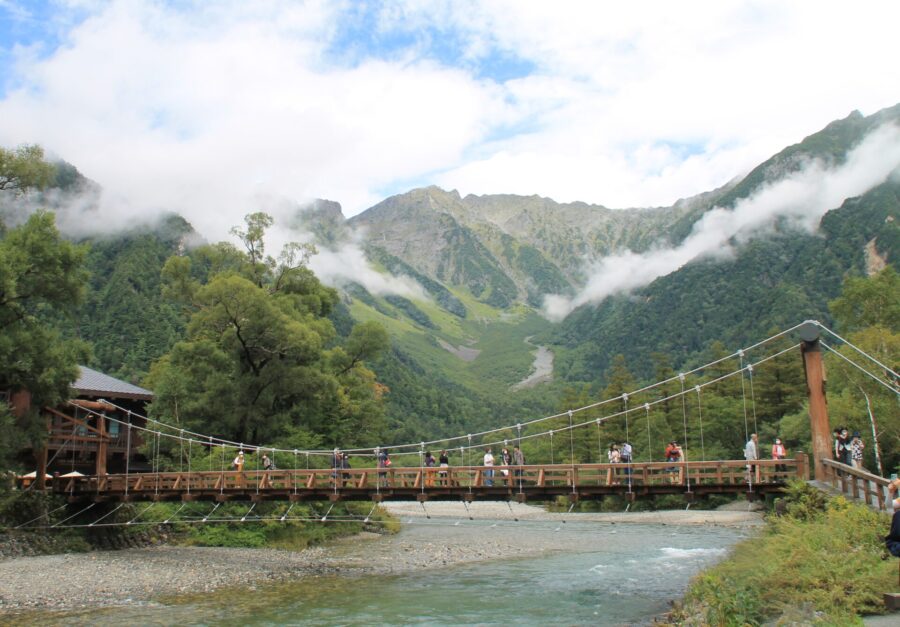 河童橋と山々、梓川