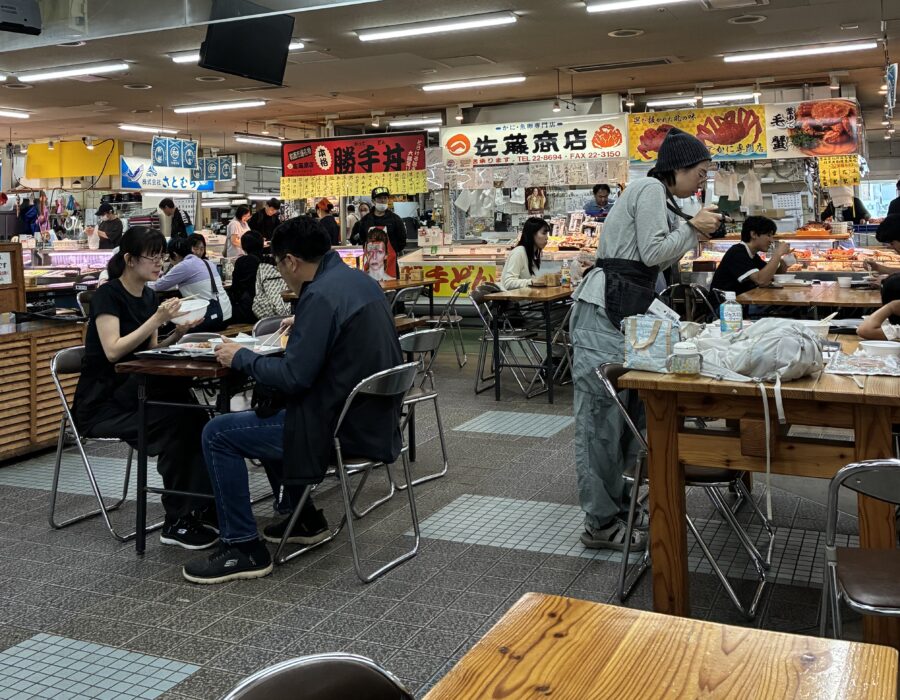 和商市場内部、多くのテーブル椅子があり、その場で食べられる