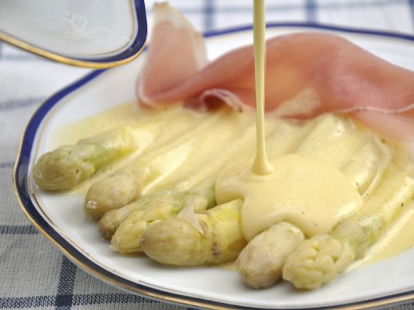 ホワイトアスパラガス　ドイツ　オランデーズソース