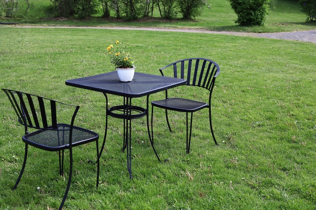 芝生の写真　テーブル