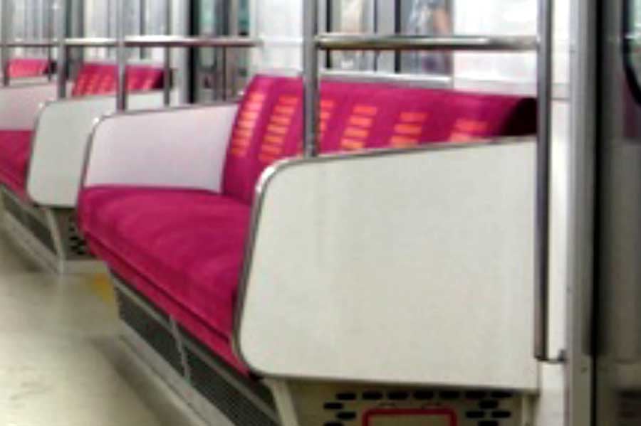 通勤電車ロングシート端部の写真
