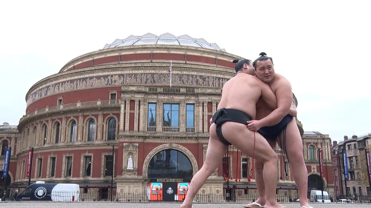 ロイヤル・アルバート・ホールの前で相撲を取る