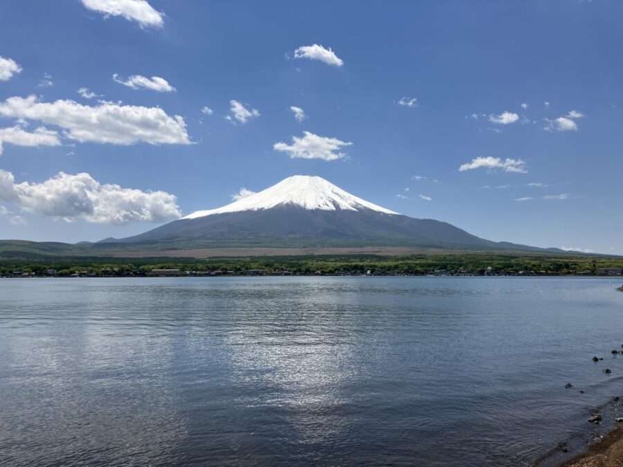 山中湖湖畔から見た富士山