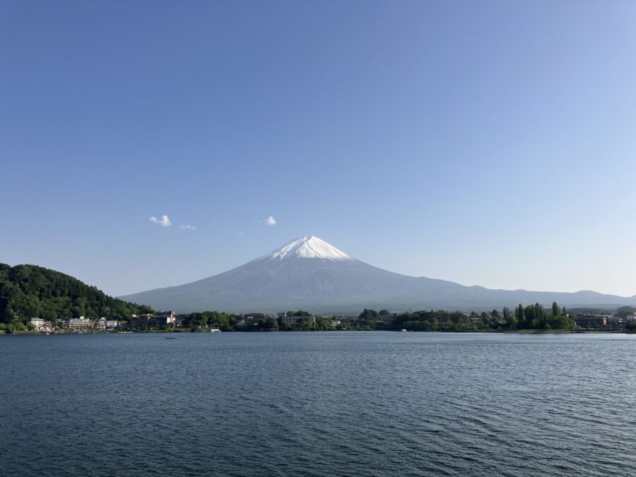 河口湖湖畔から見た富士山