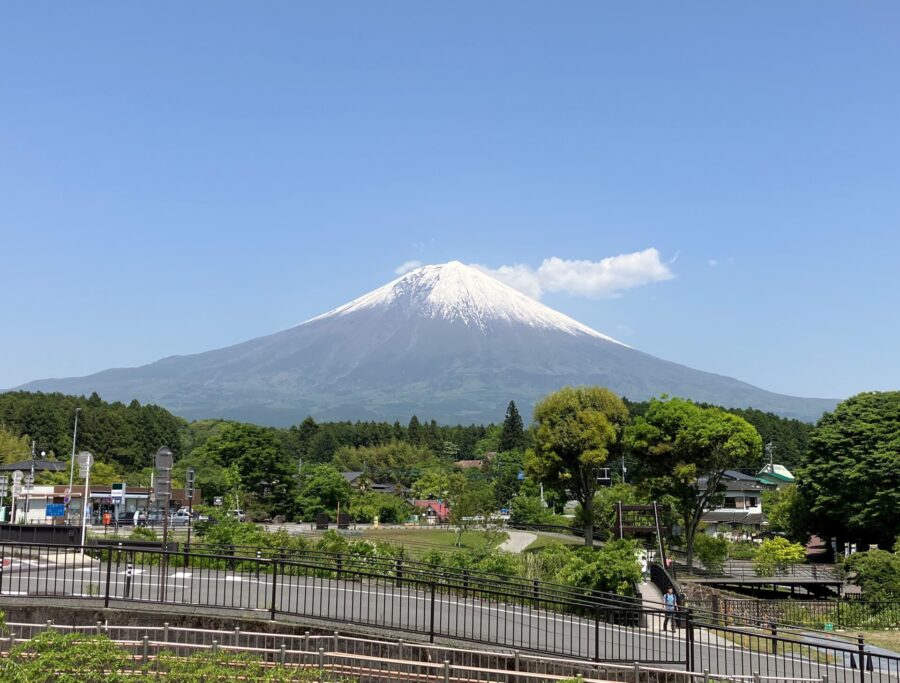 白糸の滝駐車場から見た富士山