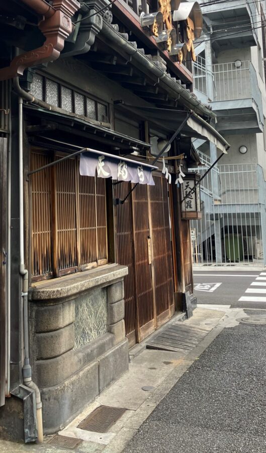 土手の伊勢屋　外観　店先カウンター