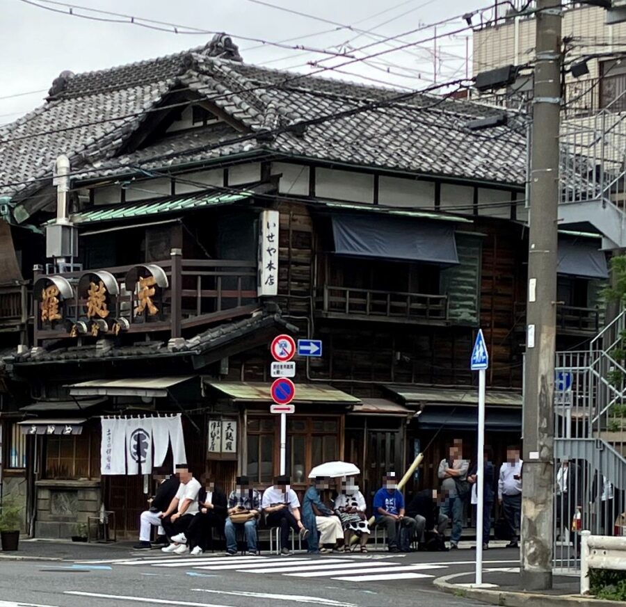 土手の伊勢屋　入店待ち行列
