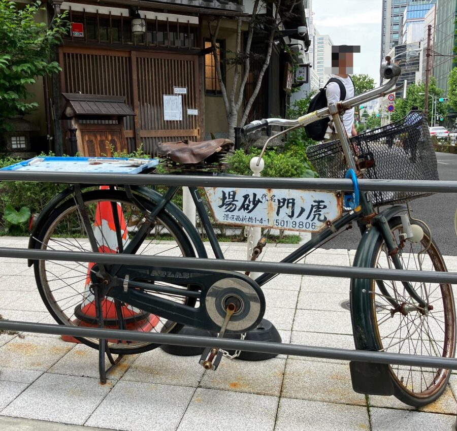 砂場　古い自転車