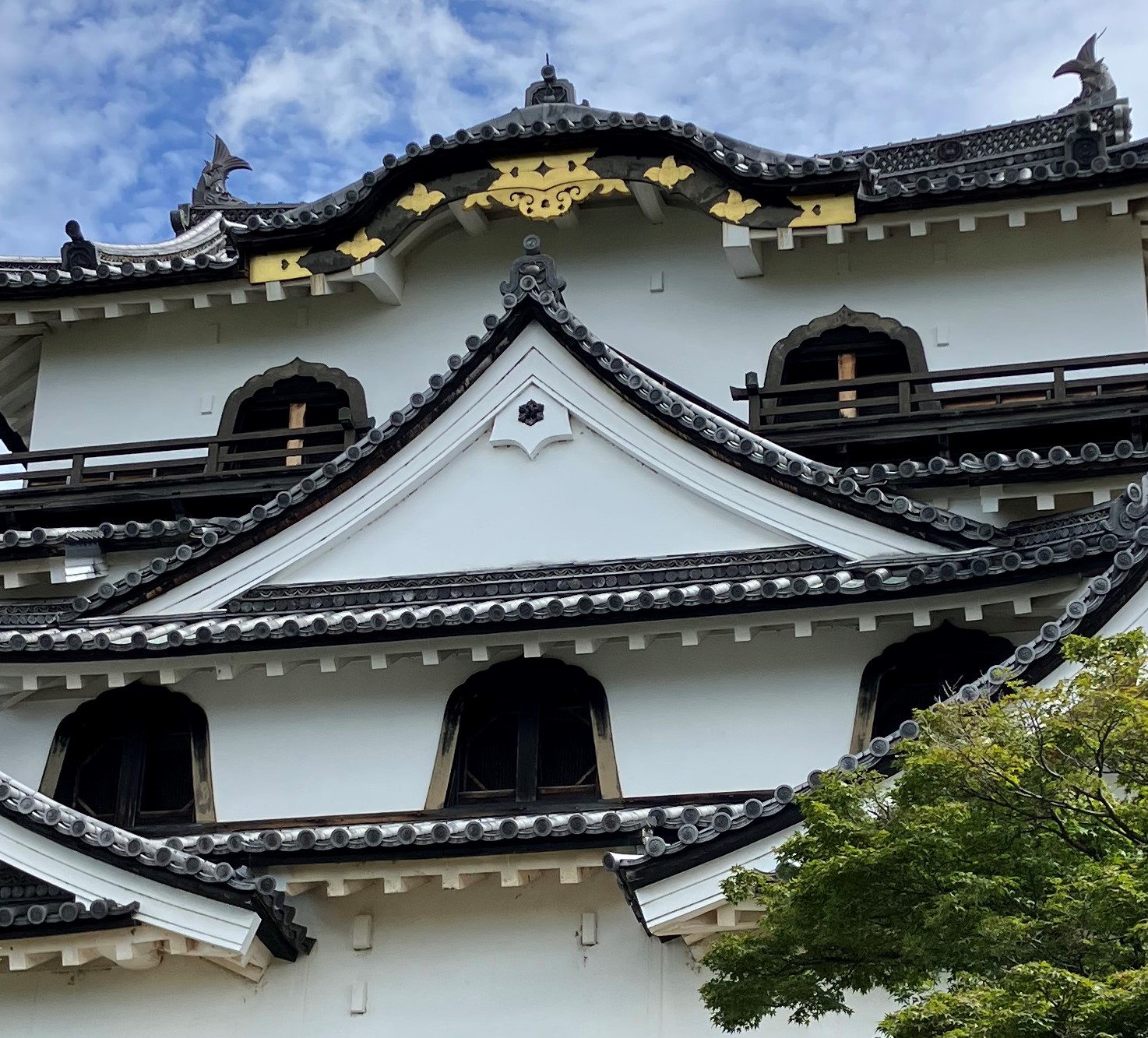 建築探訪・滋賀｜彦根城～国宝の天守・重要文化財・木造復元棟・庭園 
