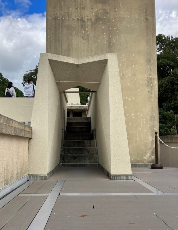 直線の煙突とデザインされた庇のコントラスト