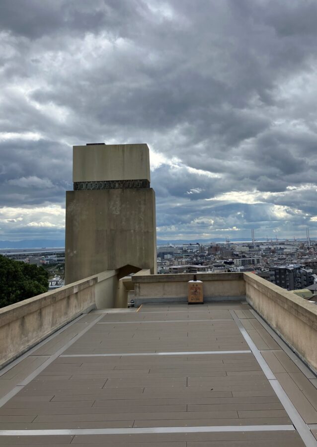 4階バルコニーから市街を見る