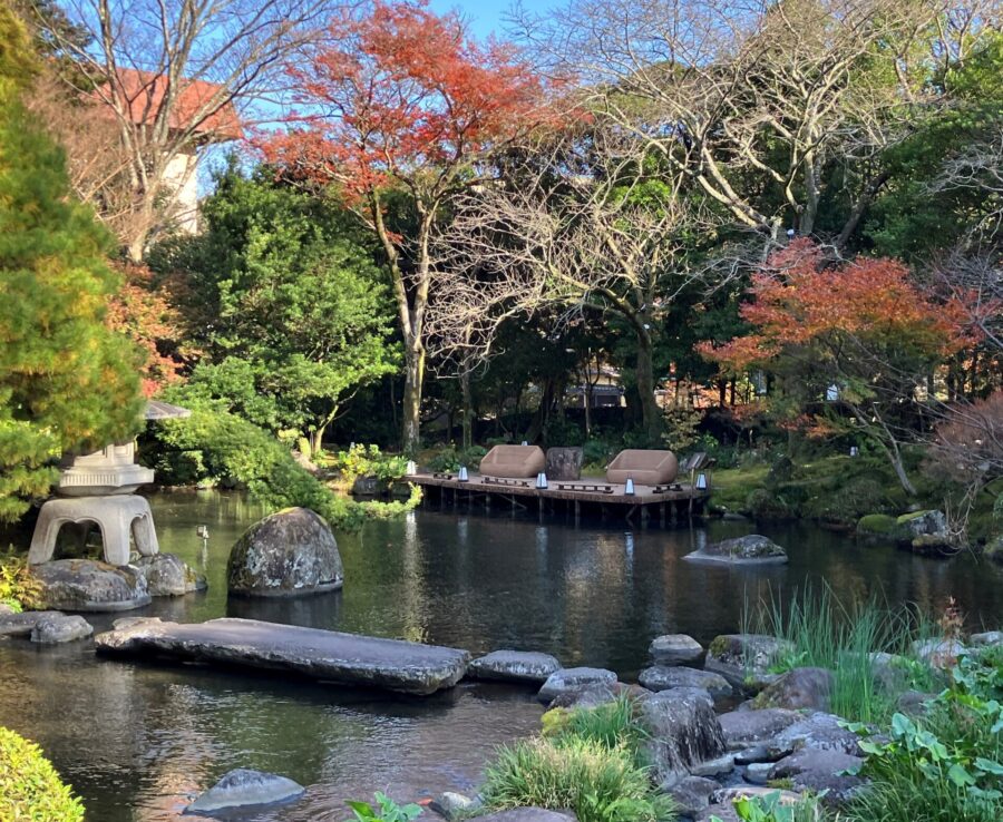 旧岩崎別邸　庭園　山月園　池を望むソファ席