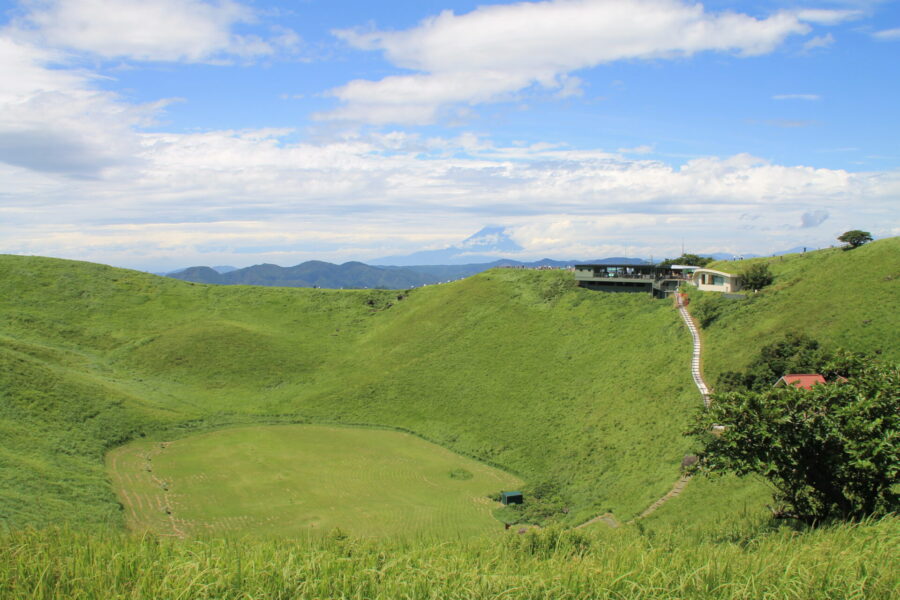 火口の内部　リフト乗り場と売店の建物の左に富士山が見える