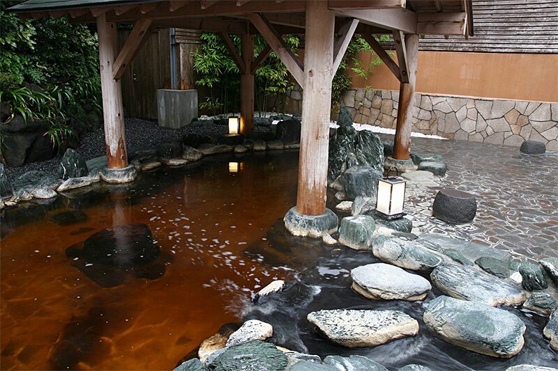 露天風呂　琥珀色の天然温泉