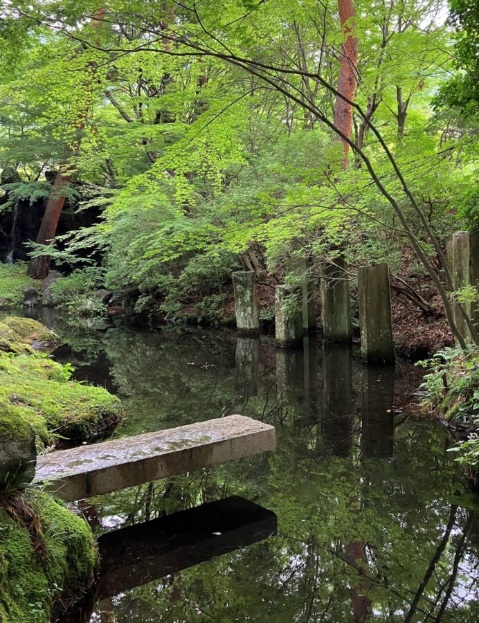 庭園　池と石柱　カンチレバーの石柱