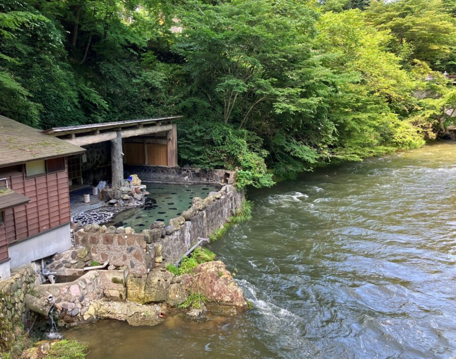 大沢温泉湯治屋　大沢の湯　露天風呂　丸見え