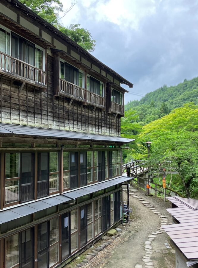 大沢温泉湯治屋　川沿い外観