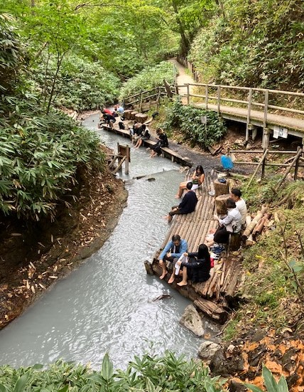 大湯沼川の天然足湯