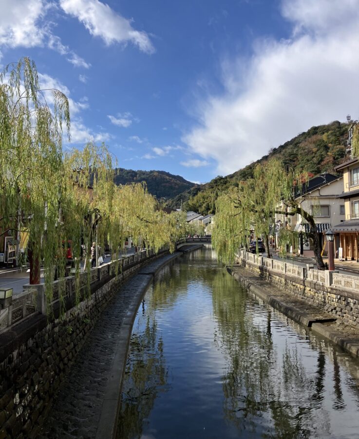 晴天の城崎温泉　川沿いの景観