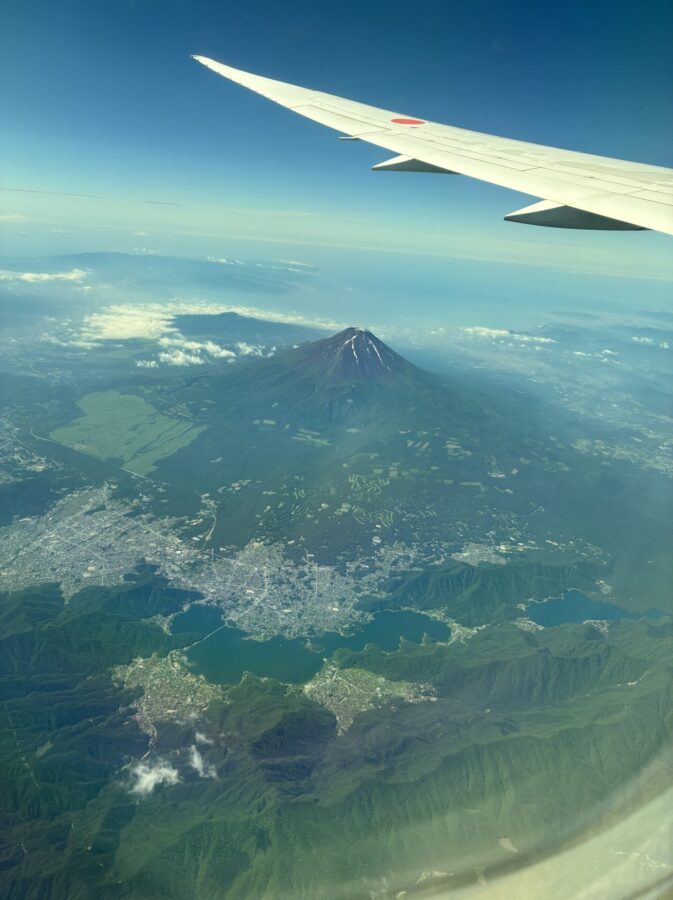 飛行機から見た富士山と河口湖