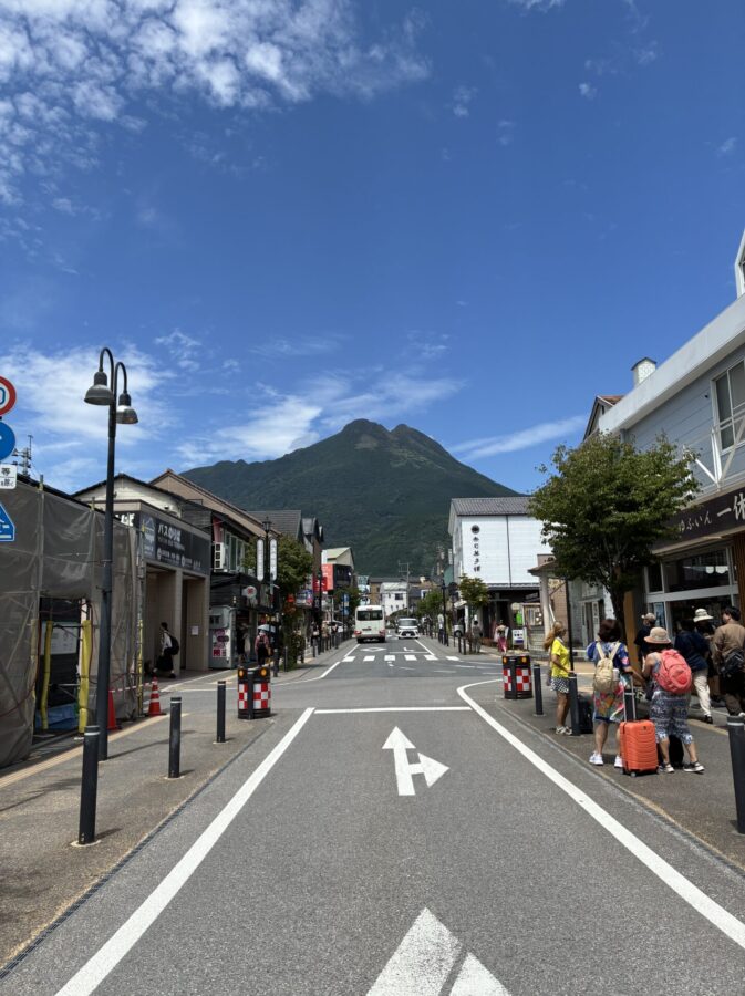 由布院駅前通りから見る由布岳