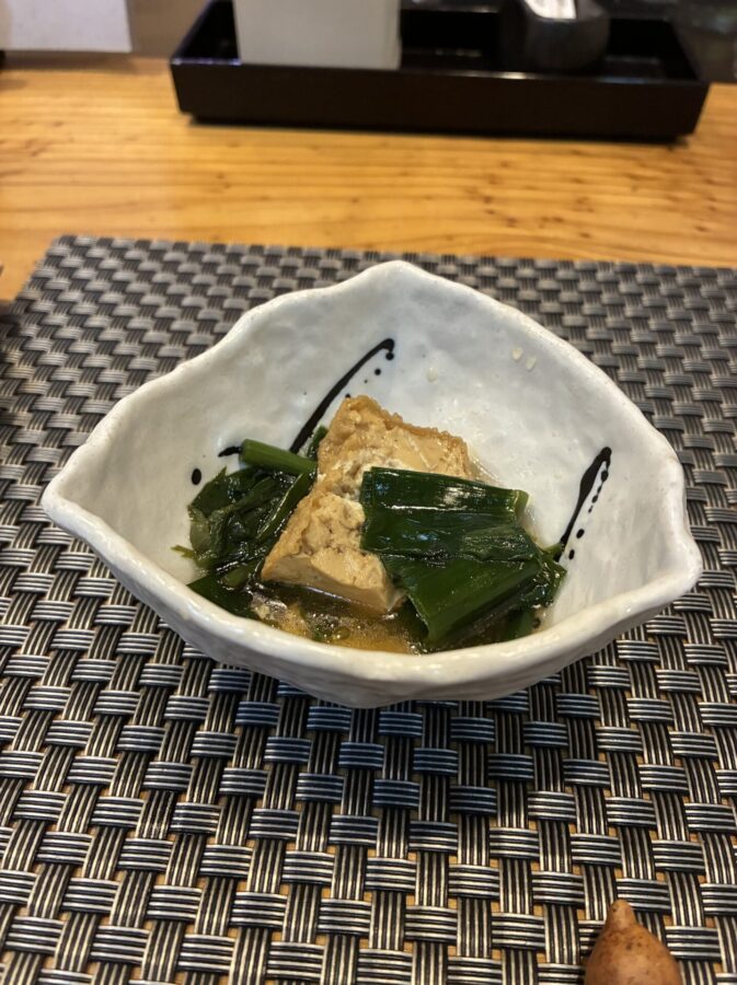 八縁、突き出し、豆腐と青菜の煮びたし