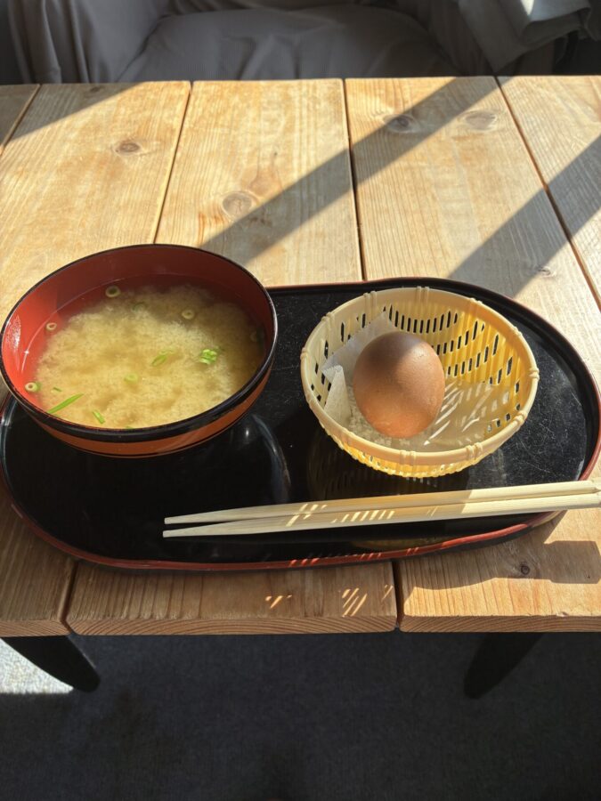 大黒屋朝のサービス、みそ汁と蒸し卵
