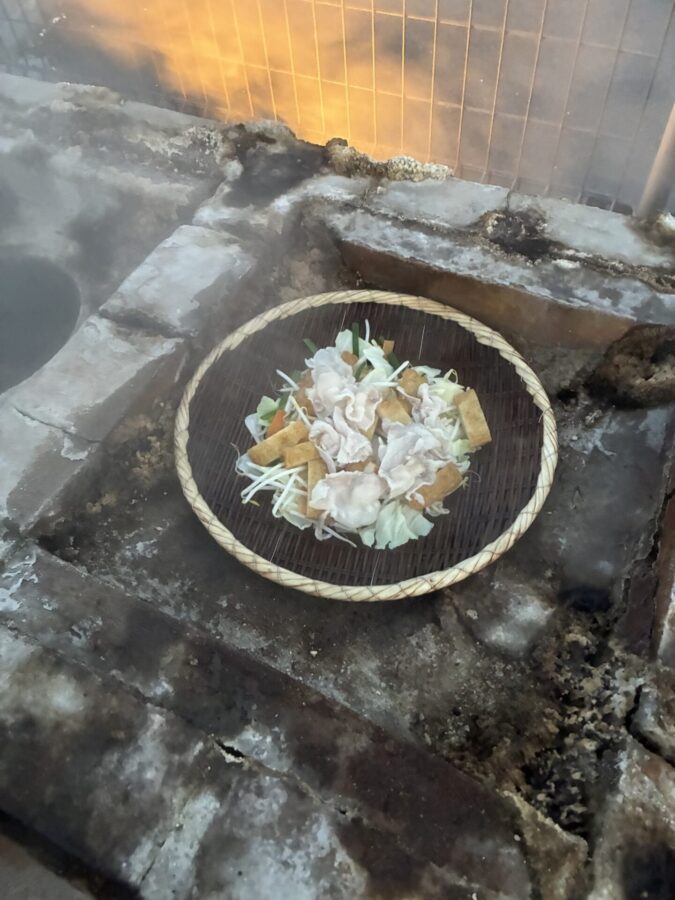 地獄窯　ザルに入った蒸し料理