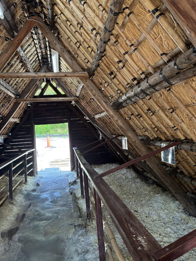 明礬温泉　湯の花小屋　内部