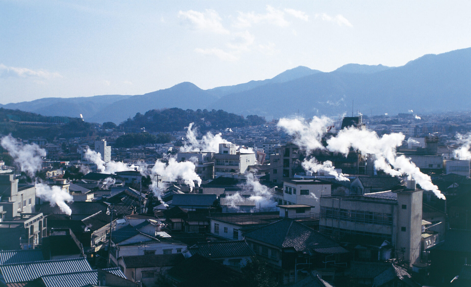 鉄輪全景、湯けむり立ち昇る