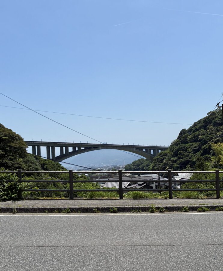明礬温泉　高速道路高架橋