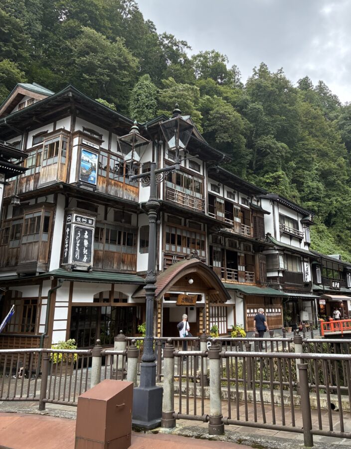 銀山温泉の木造建築物
