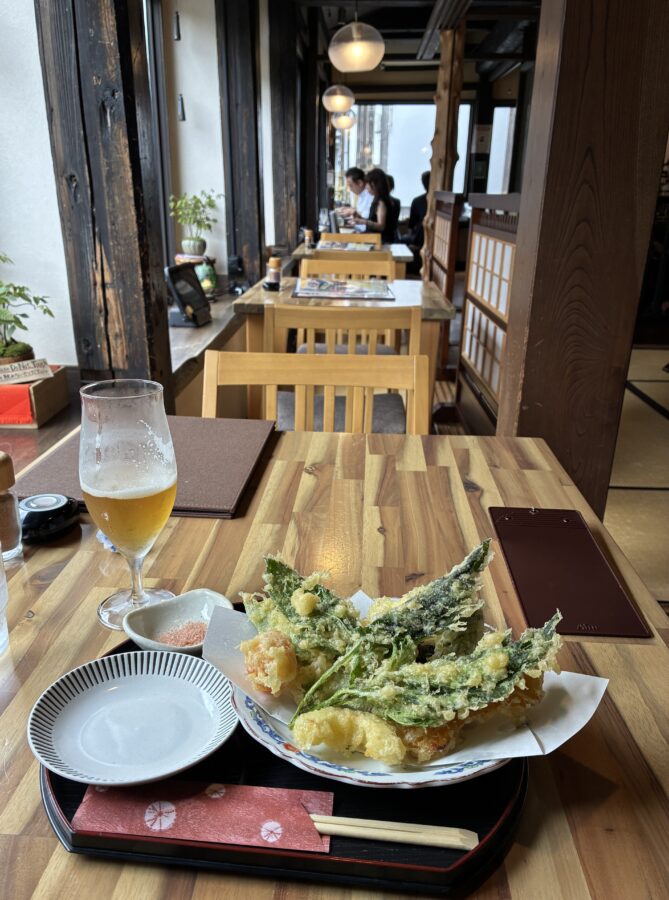 「そば処酒処伊豆の華」天ぷら 店内