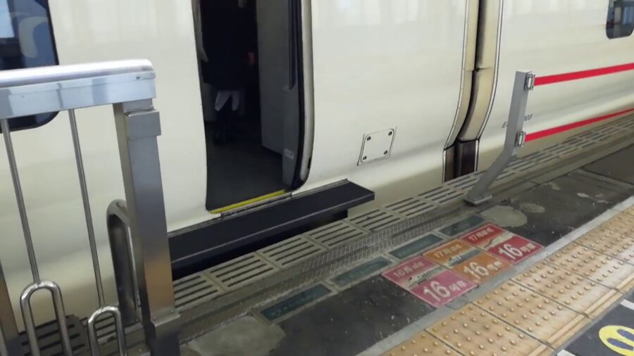 山形新幹線　ステップ