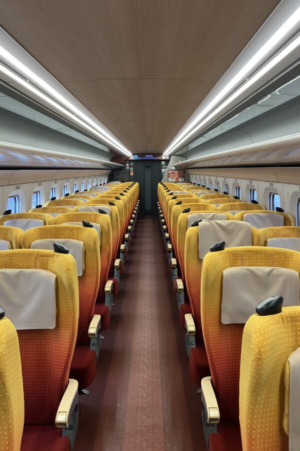 山形新幹線　車内