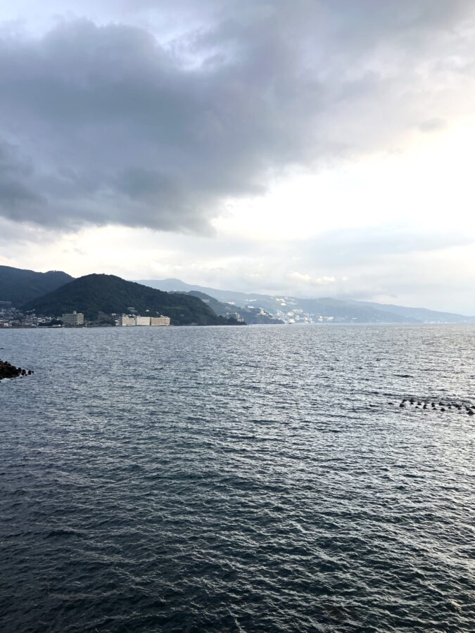 平鶴より海、遠くに熱海を見る