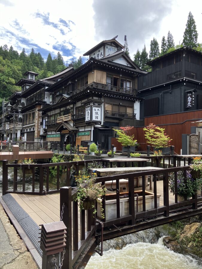 銀山温泉の木造建築物