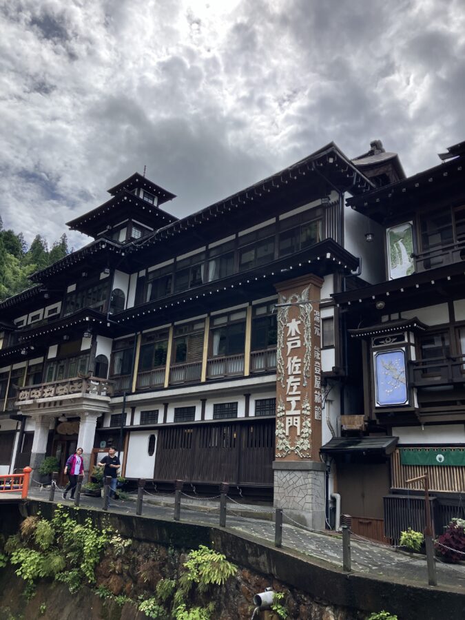 銀山温泉の木造建築物