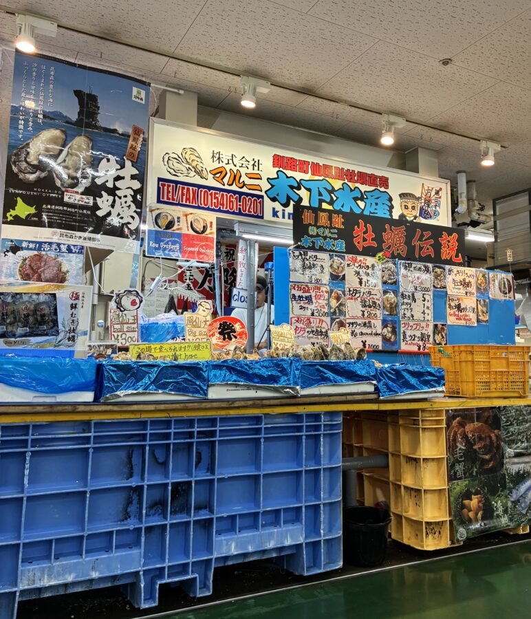 カキ専門店の店先