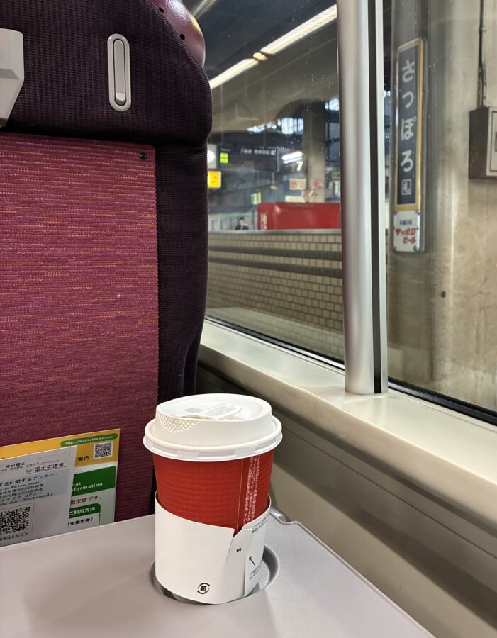札幌駅　コンビニで買ったコーヒを持ち込む