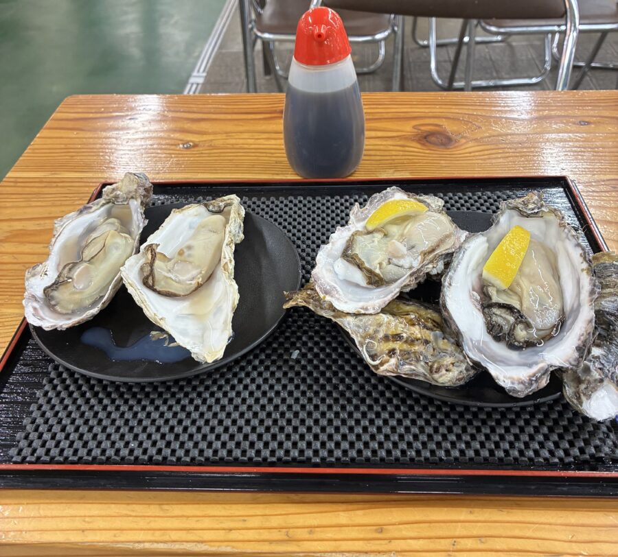 蒸しガキ２個と生ガキ２個