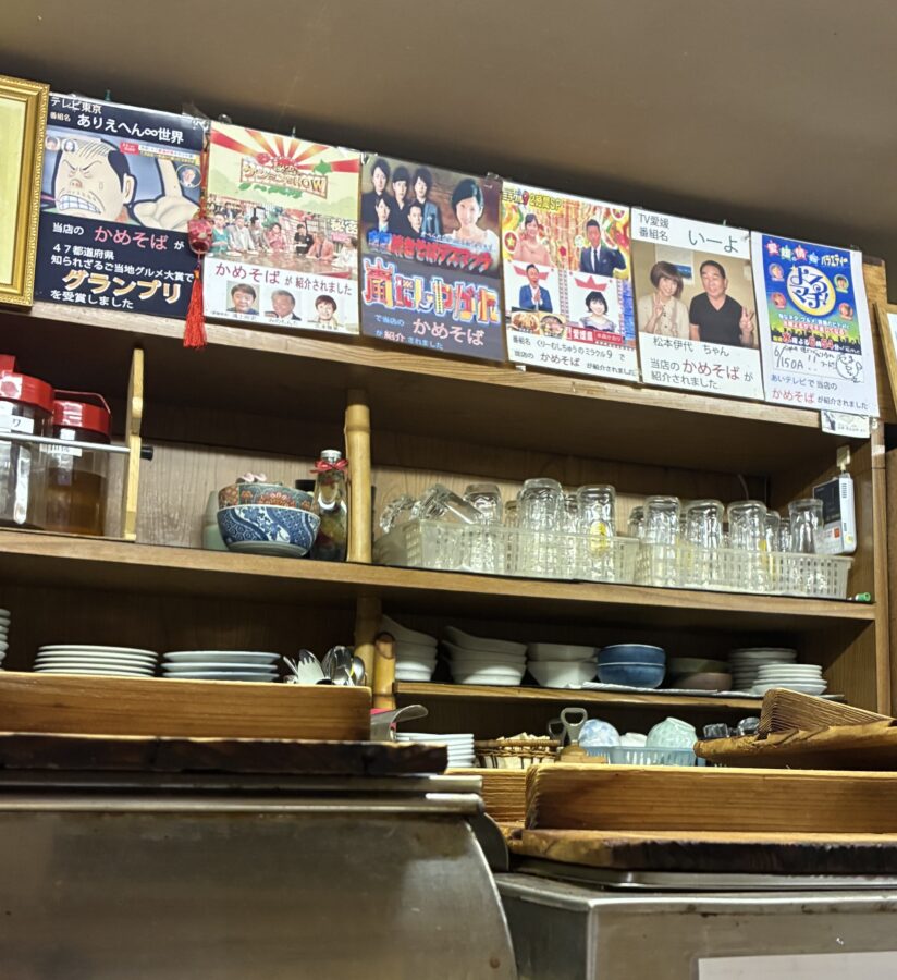 かめそば　マスコミ取材の様子