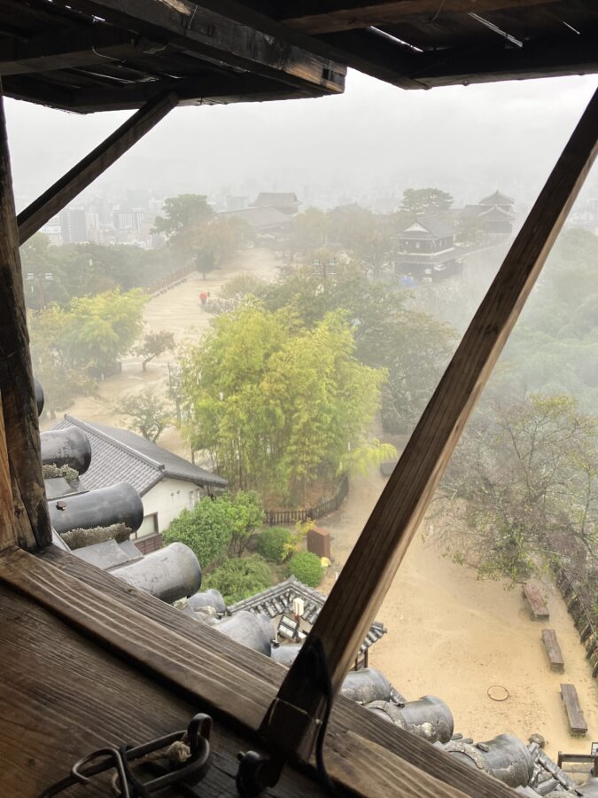 天守から本丸広場を見る