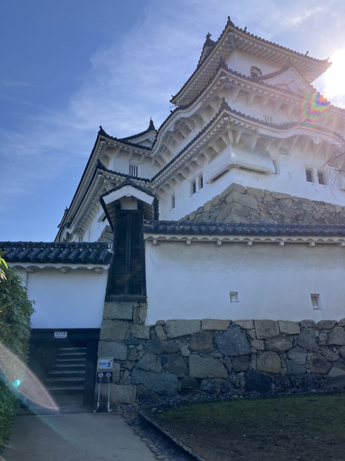 天守に至る土塀と狭い門