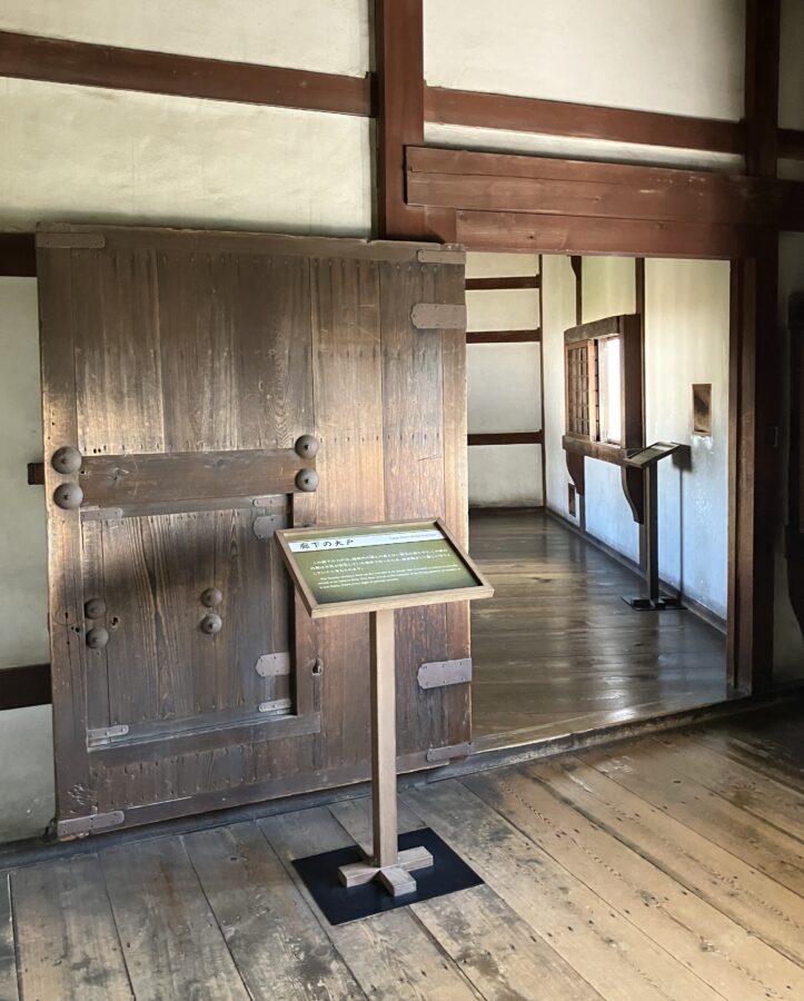 女中住居との間には堅固な扉が設置