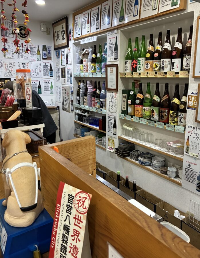 湖東、壁に並ぶ一升瓶