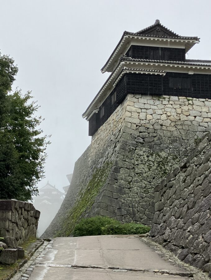 松山城、本丸南端から北端の天守を見る